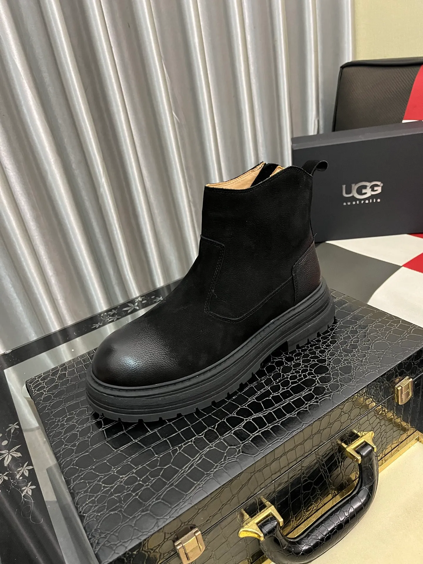 Ex-factory price: 680⌚️⌚️Thick wool imported from Australia Brand: UGG genuine purchasing agent Size: 39-44 (45 customized) Grade: Official website 1:1 Material: First layer of genuine leather waterproof and antifreeze upper Real wool lining Original non-slip and wear-resistant outsole Style category: Men's casual shoes Trendy style Comfortable on the feet Color: Official website color synchronization